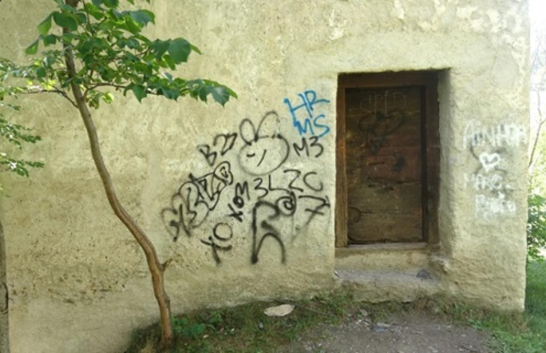 Grafits al colomer, una edificació ubicada darrere de l’Auditori Nacional. 