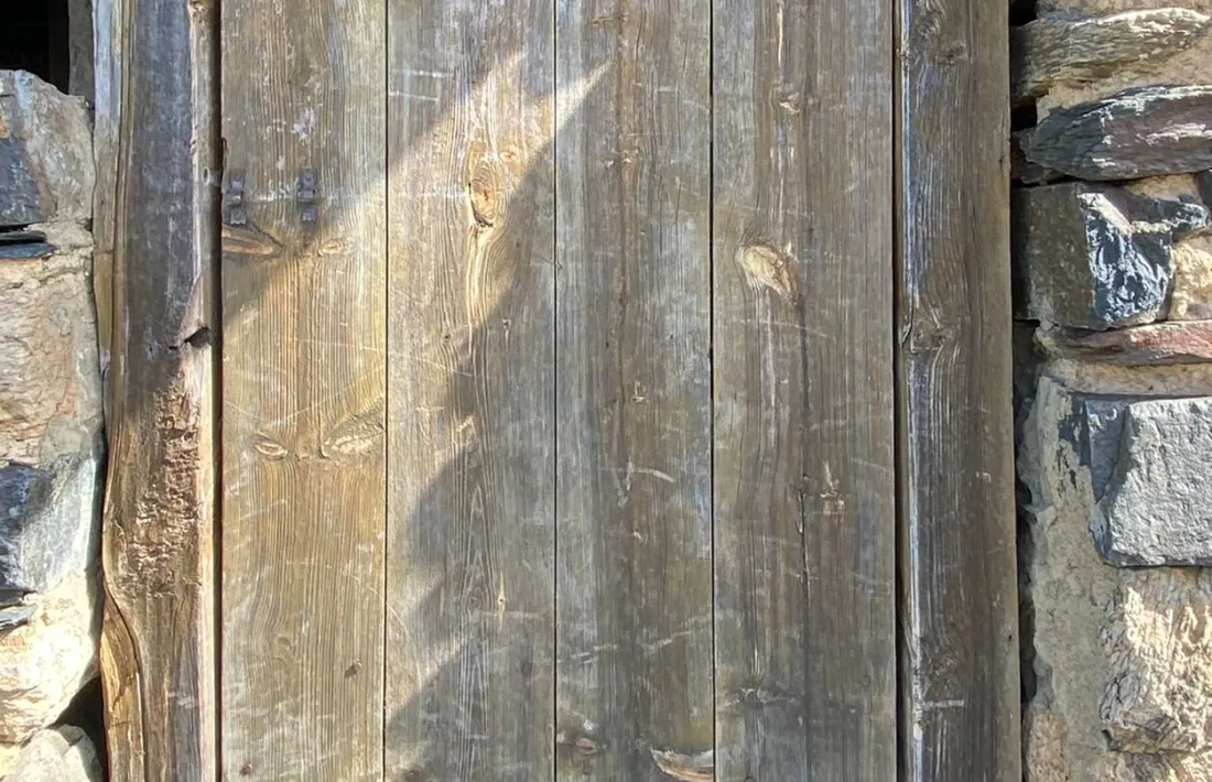 La porta de Sant Serni la van extreure de les frontisses i la van trencar. 