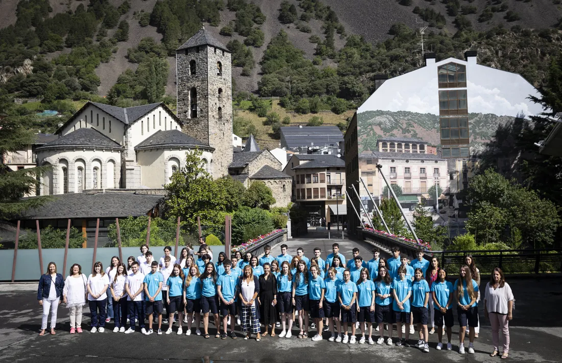 Els informadors turístics d'Andorra la Vella amb la cònsol major, Conxita Marsol, i la consellera de Desenvolupament Estratègic i Comercial i de Projectes Participatius, Meritxell López.