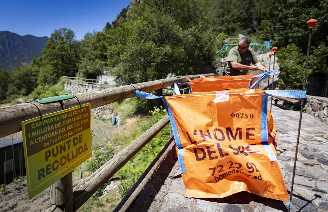 Instal·lació dels sacs de grans dimensions al llarg del passeig.