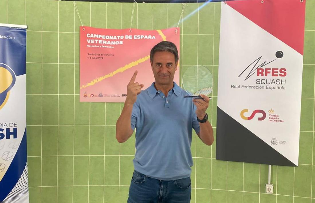 Lluís Suárez, amb el títol de campió.