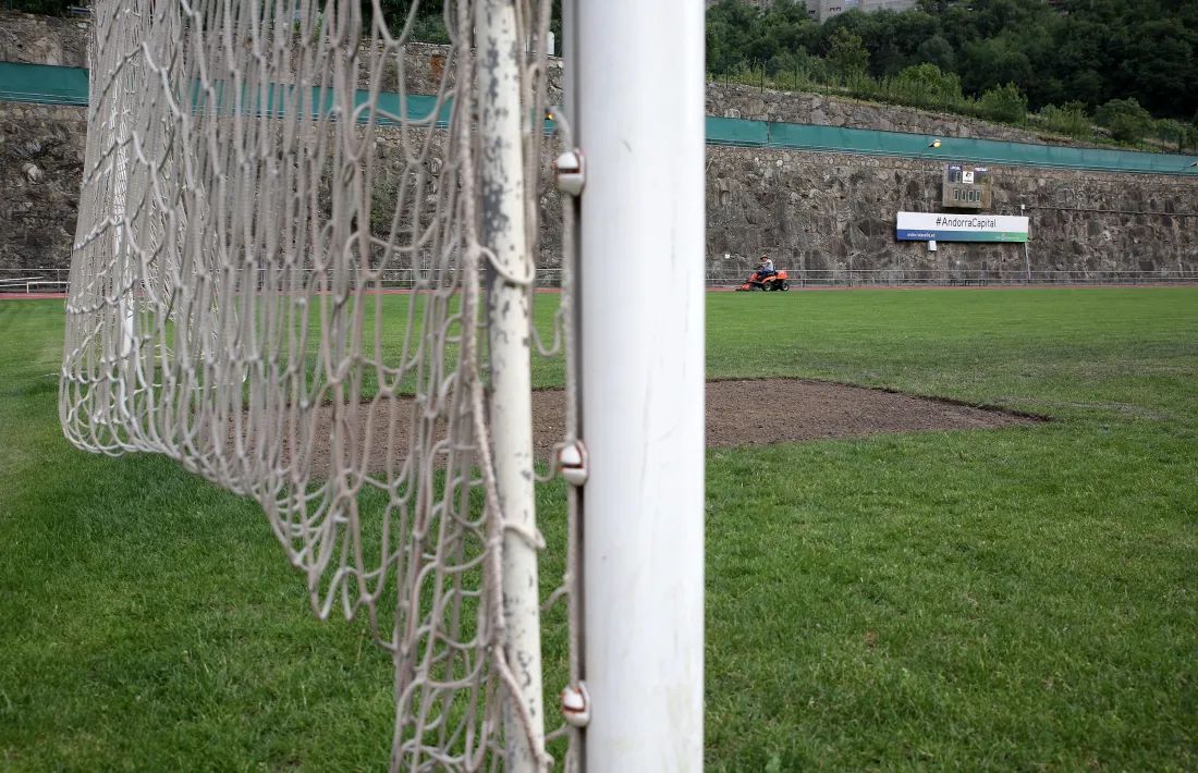 La reforma parcial de l’Estadi Comunal Joan Samarra va començar ahir al matí i acollirà, de moment, dos partits de la Conference.