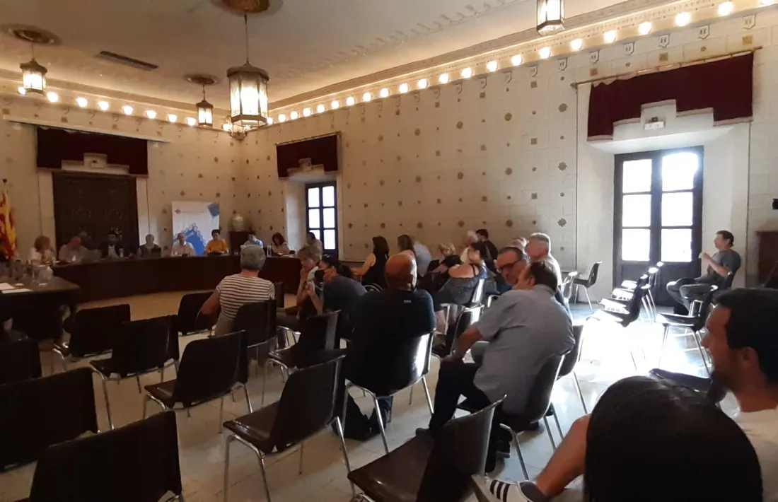 Imatge de l’inici de la sessió plenària de dilluns al vespre, on molts veïns van exposar en veu alta els problemes que generen les ‘okupacions’.