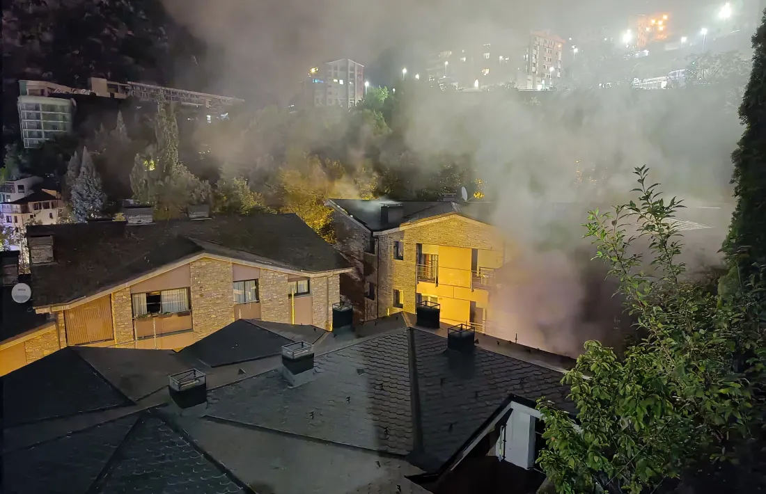 El fum que poc abans de la mitjanit encara sortia de l'edifici afectat.