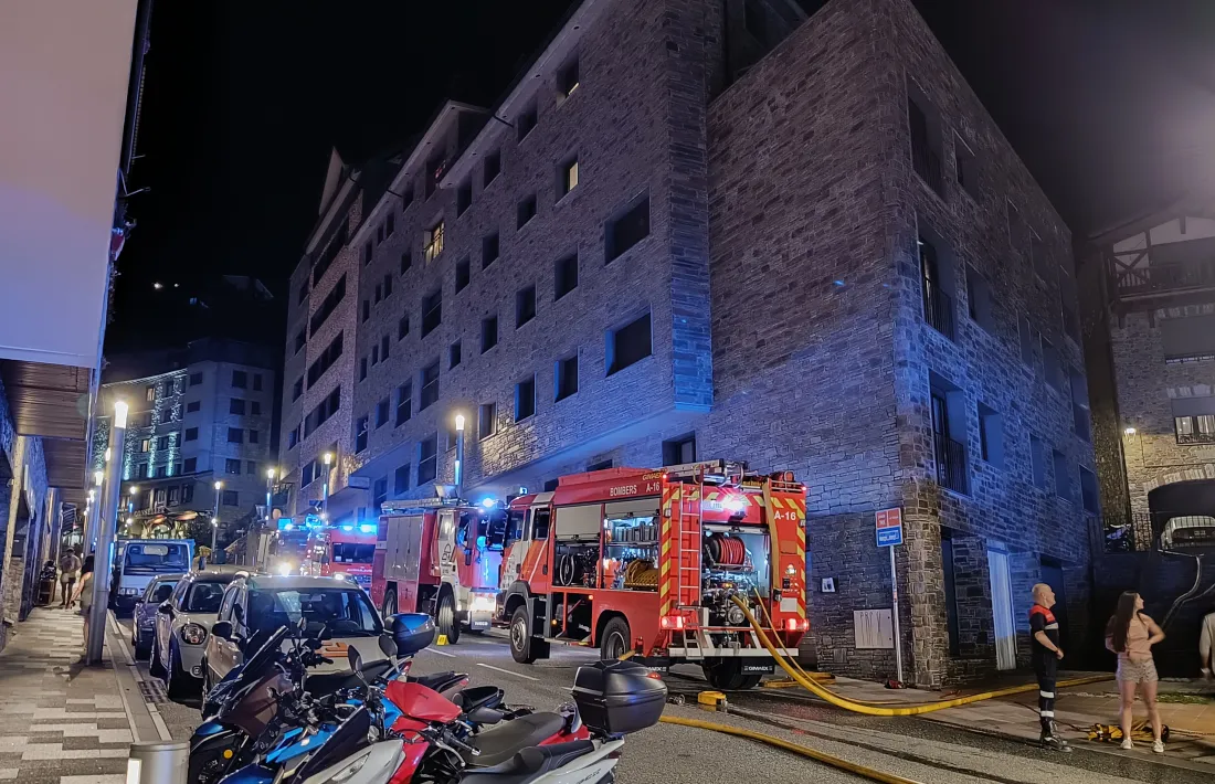 Els bombers desplegats a l'avinguda Pont de la Tosca.