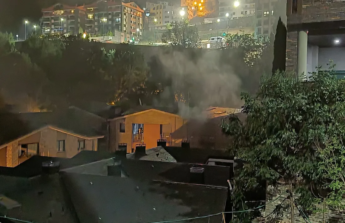 Els bombers han entrat a revisar els pisos de l'immoble on s'ha produït el foc.