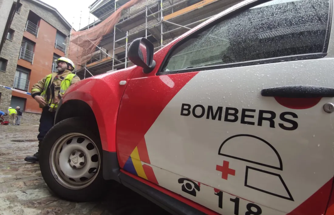 Els bombers, aquest matí, davant del bloc afectat pel foc.