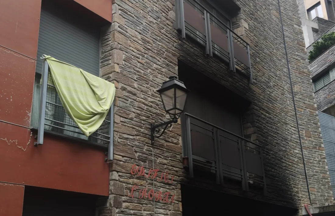 Vista de l'immoble afectat per l'incendi d'ahir a la nit.