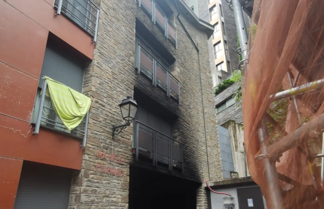 Entrada de l'edifici afectat pel foc d'ahir.