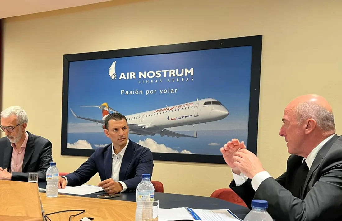 Gallardo durant la trobada amb el director general d’Air Nostrum a València.