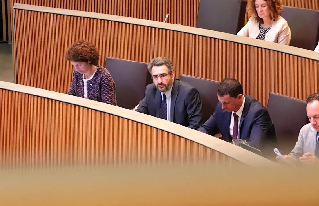 El ministre de Finances, Eric Jover, responent a la interpel·lació de Pere López aquesta tarda en la sessió de control a l’executiu.