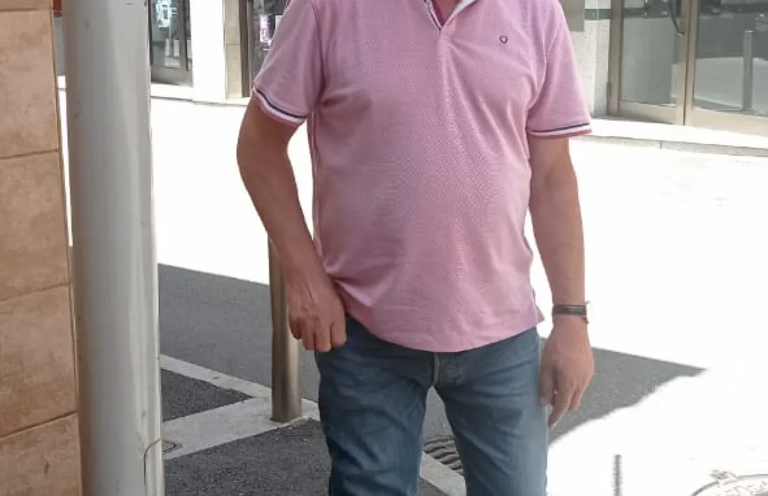 Bessa adapta la llargada de la pròtesi a un terreny que fa baixada, com es pot veure en les imatges.