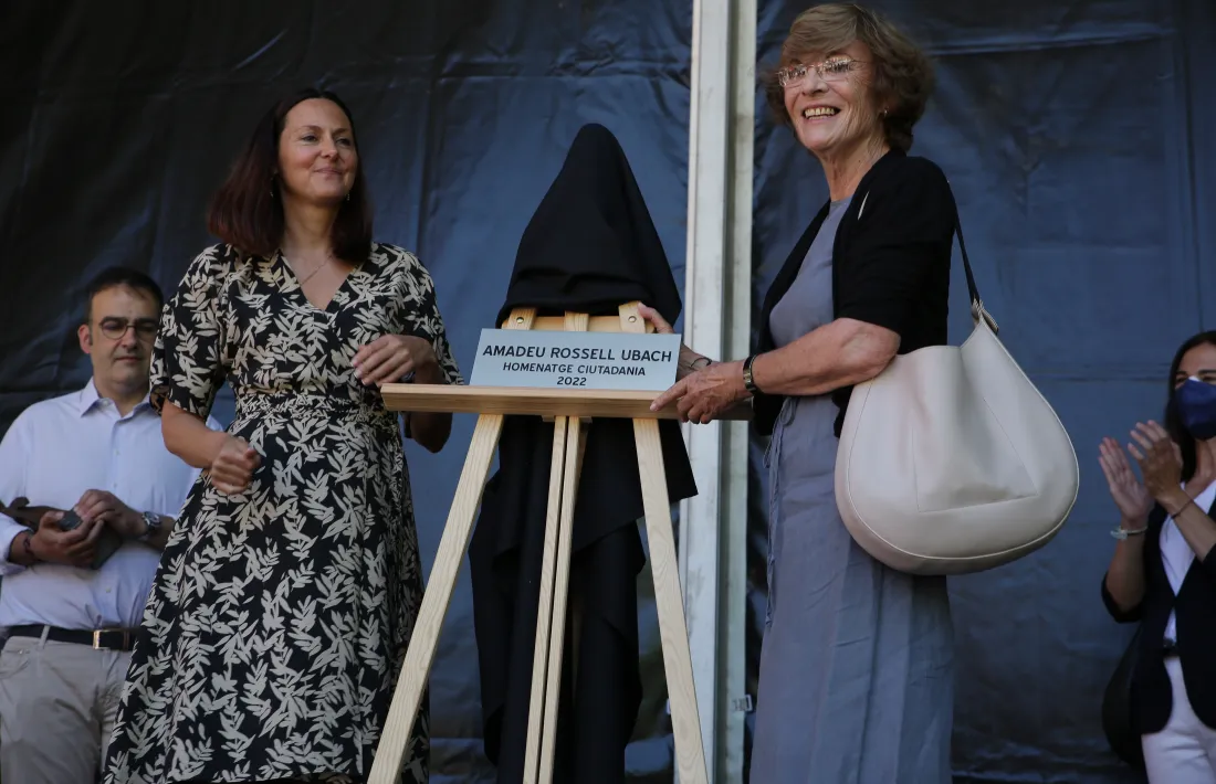 Molné i Tarradellas han descobert la placa amb el nom de l'homenatjat.