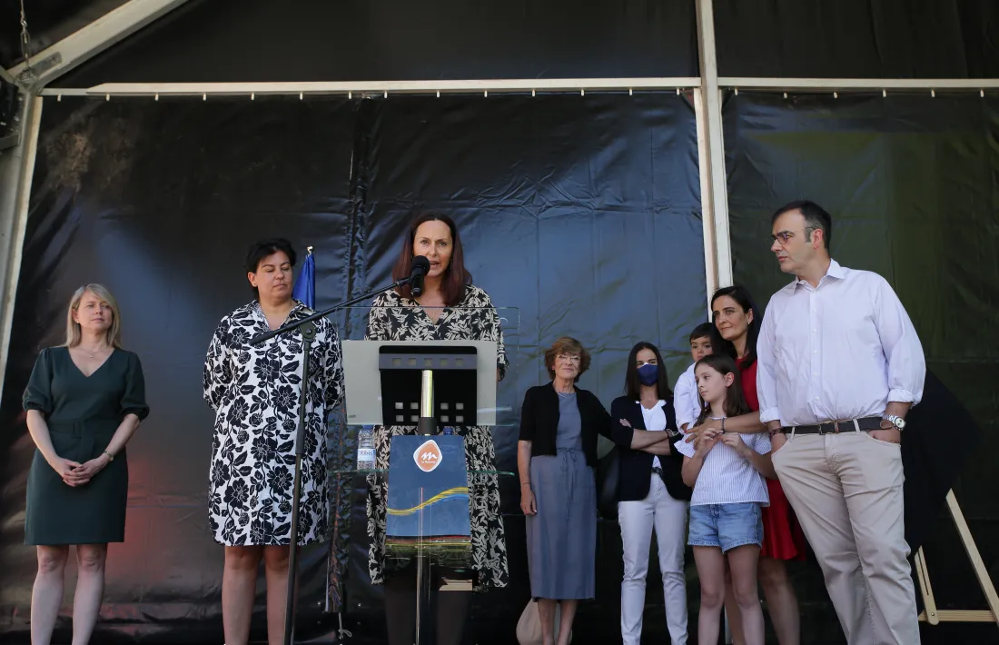 Molné i Sansa amb els familiars d'Amadeu Rossell, aquest migdia a la plaça de l'església.