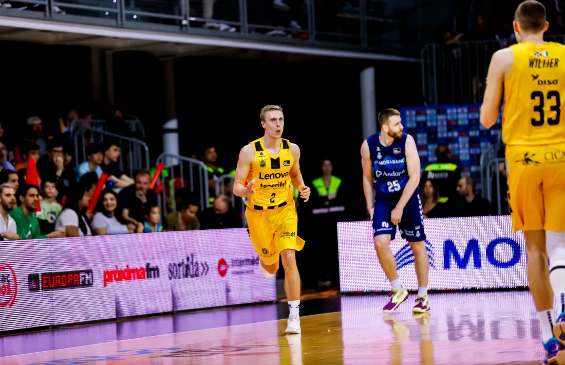 Tobias Borg, amb la samarreta del Lenovo Tenerife, celebra un dels tres triples que va anotar el dia del descens del MoraBanc.