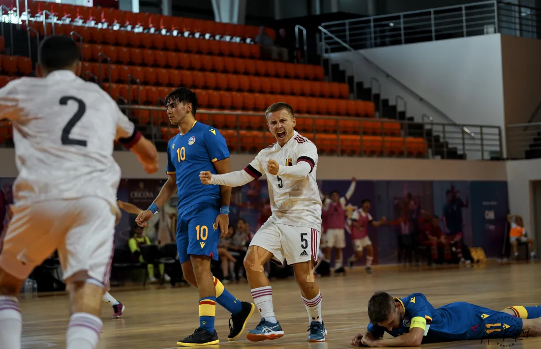 Tristan Vandenplas celebra el primer gol de Bèlgica al costat de Pol Villalta i Adrià Blat. 