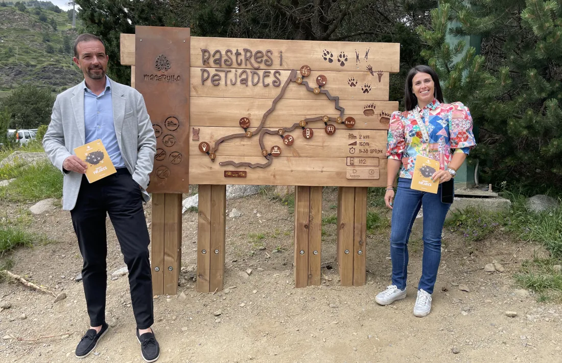 El ministre de Turisme i Telecomunicacions, Jordi Torres, i la cònsol major d'Encamp, Laura Mas, en la presentació de la ruta 'Rastres i Petjades'.