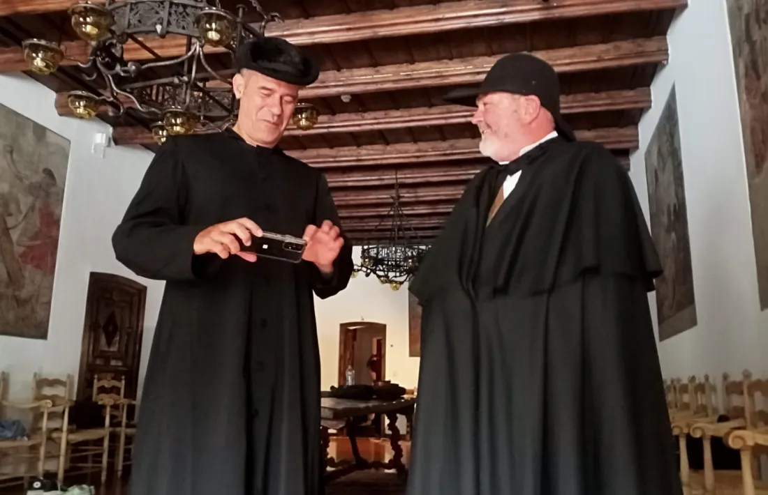 L’actor Santi Pocino interpreta mossèn Cinto en conversa cordial amb Domènec Bascompte, que encarna el síndic Duran, al saló dels Passos Perduts. 