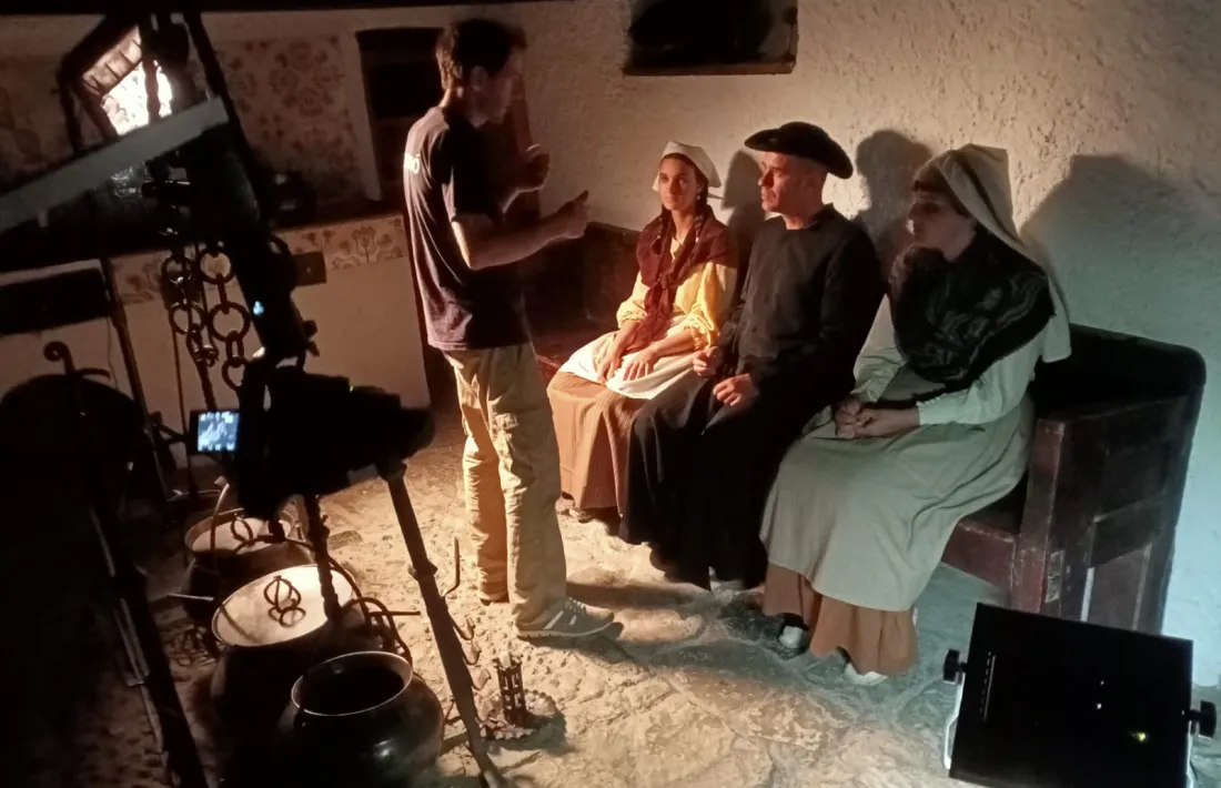 Naudín dona instruccions a Pocin i a les nenes Núria Valera i Raquel Diet, les ‘filles’ del síndic.