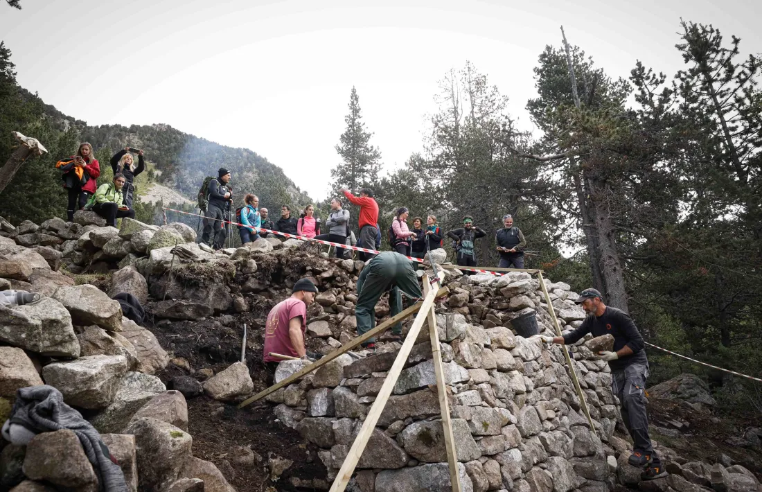 Reconstrucció del botàs de la farga del Madriu, la tardor de l'any passat.
