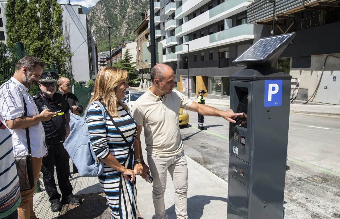 La cònsol major, Conxita Marsol, s'interessa pel funcionament d'un dels nous parquímetres.