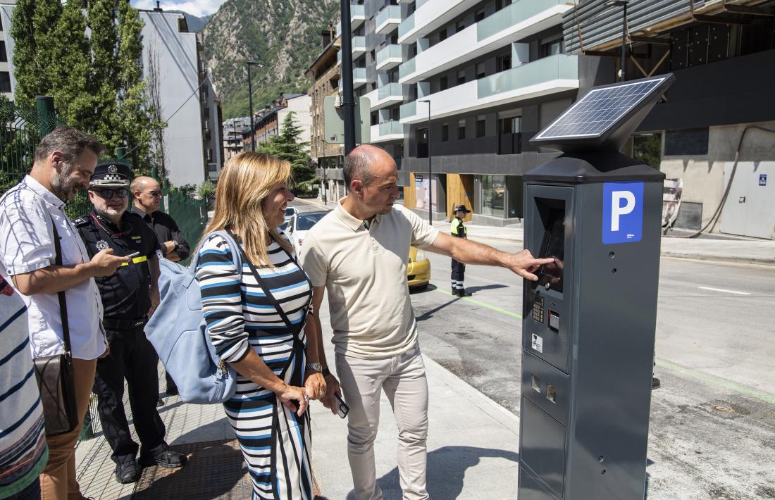 La cònsol major, Conxita Marsol, s'interessa pel funcionament d'un dels nous parquímetres.