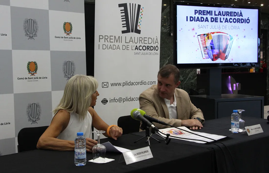 La directora de l'escola de música Harmonia, Roser Palomero i el cònsol major de Sant Julià de Lòria, Josep Majoral, durant la presentació.