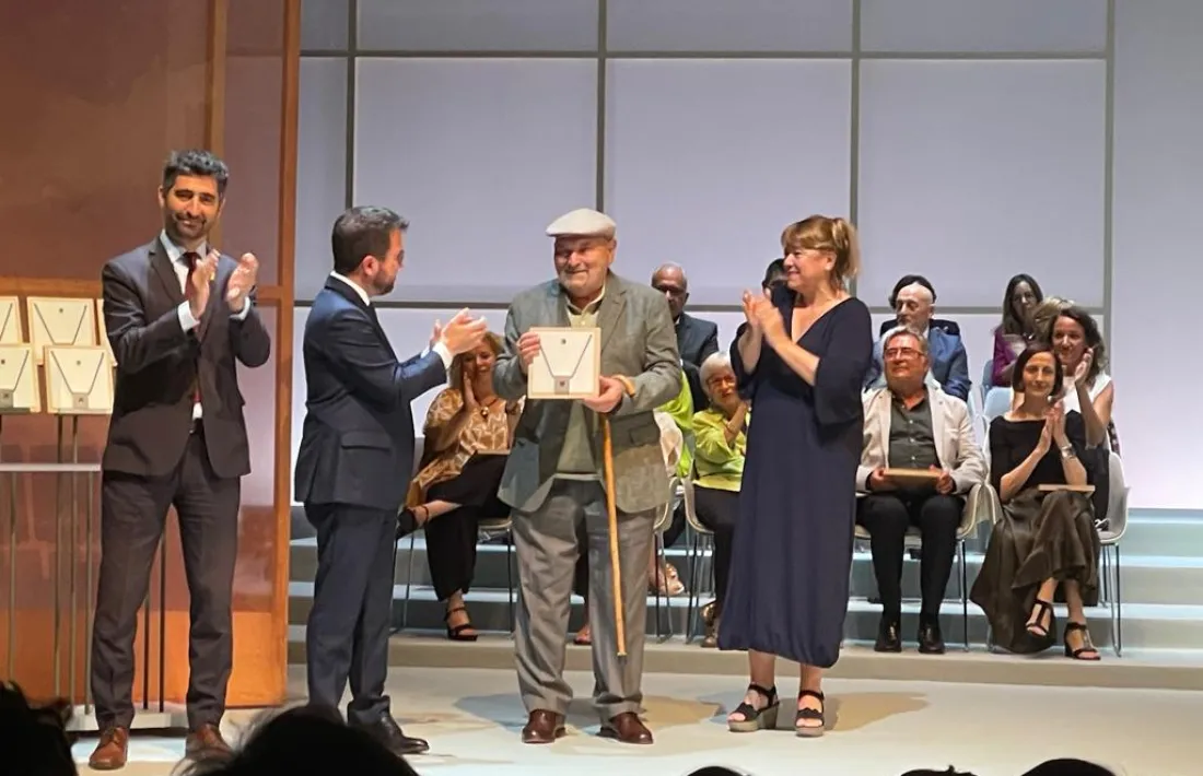 Moment en què Josep Espunyes rep la Creu de Sant Jordi.
