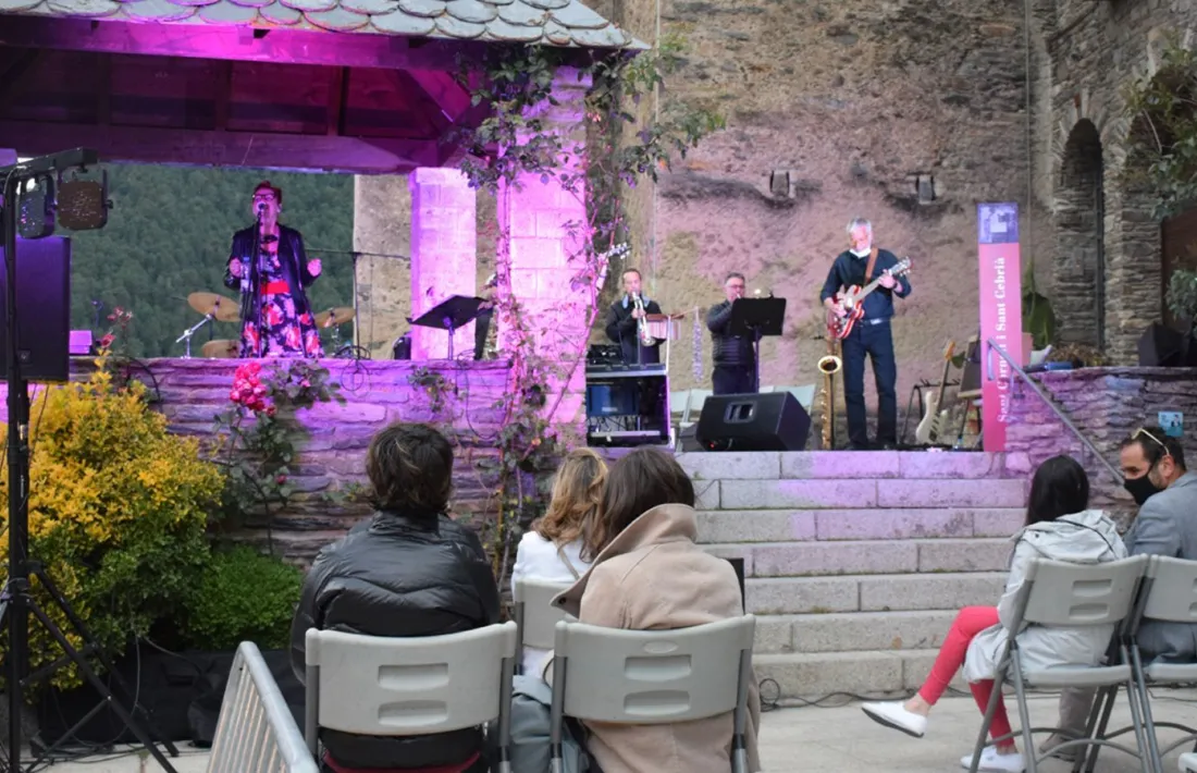 Un instant de l'actuació de la formació 'Iarakè & Ginger' en el marc de les Nits obertes d'Ordino en l'edició del 2021.