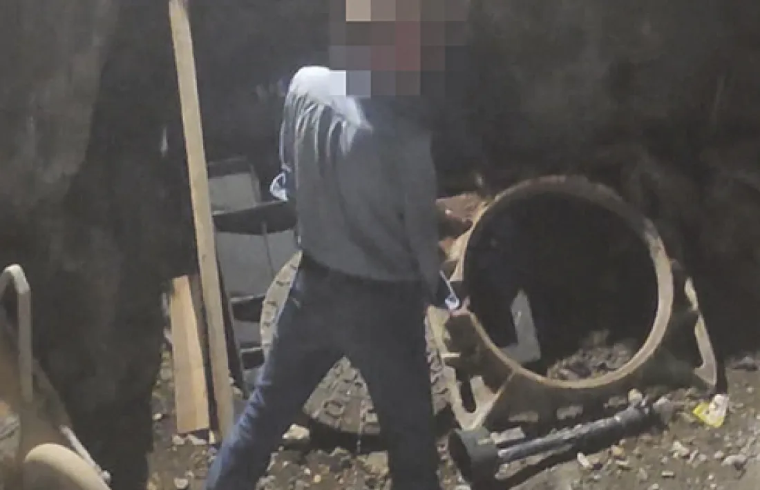 Un ciutadà orinant a les obres del carrer La Llacuna.