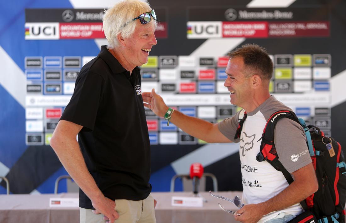 Josep Marticella, director general de Vallnord-Pal Arinsal, se saluda efusivament amb Simon Burney, de l’UCI.