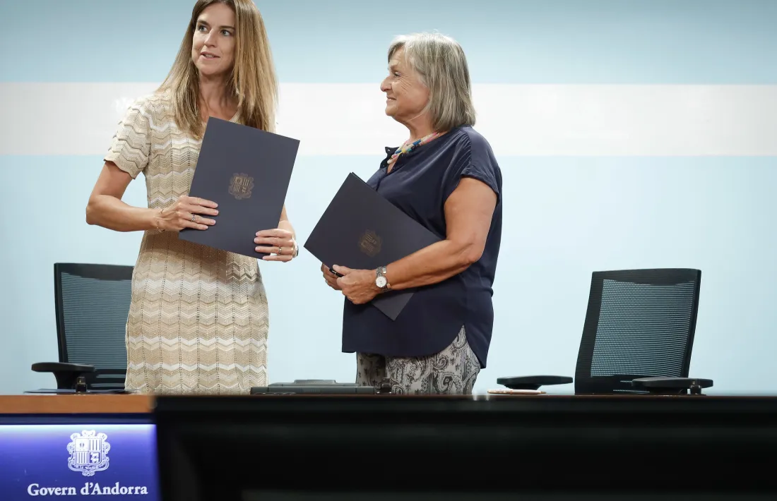 La ministra de Cultura, Sílvia Riva, i la presidenta de l’IEC, Teresa Cabré, després de firmar l’acord marc de col·laboració.