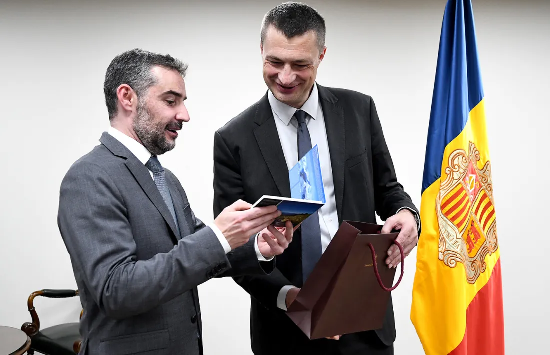 Un moment de la signatura de l'acord.