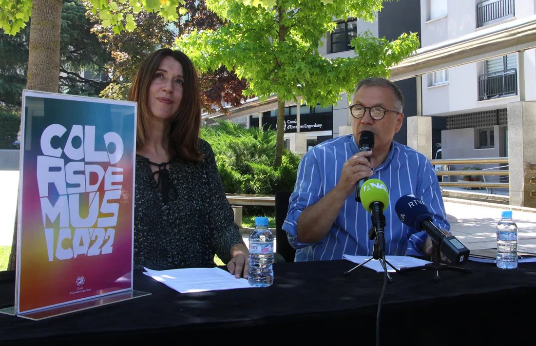 La cap del departament de Cultura, Anna Garcia, i el conseller de Vida Cultural d'Escaldes-Engordany, Valentí Closa, durant la presentació del Colors de música 2022.