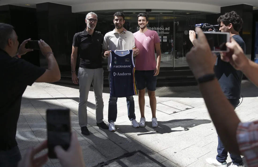 La família Bartolomé a l’exterior de la seu de MoraBanc.