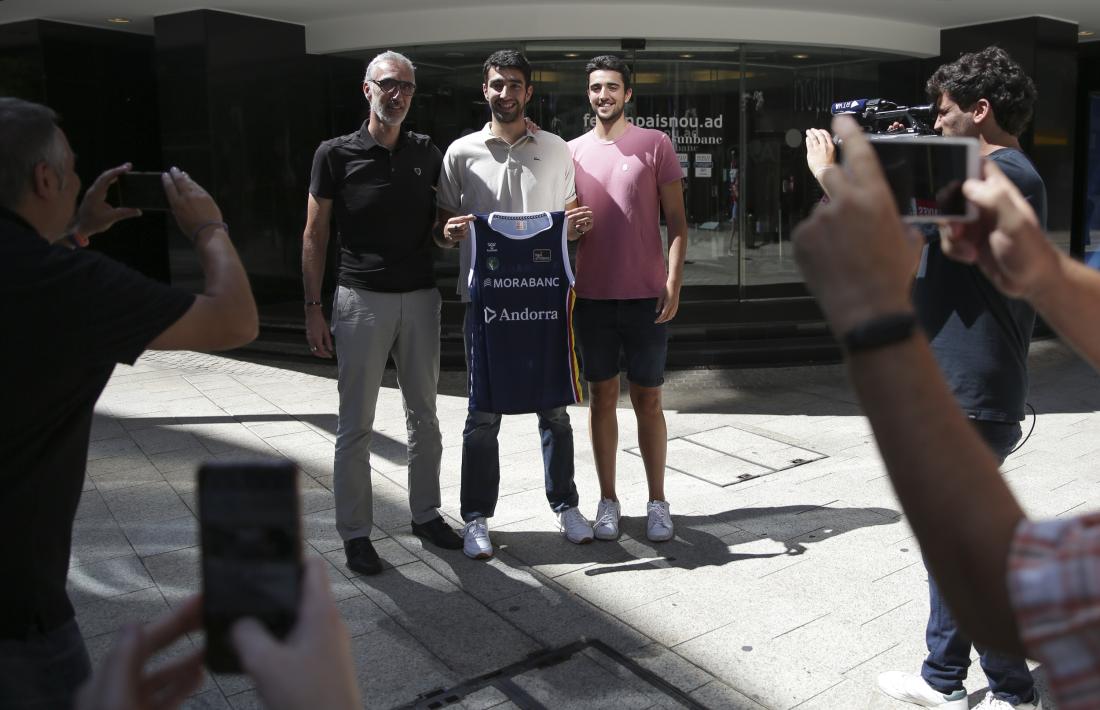 La família Bartolomé a l’exterior de la seu de MoraBanc.