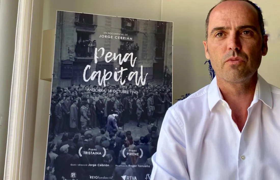 Cebrián, davant del cartell definitiu del documental.
