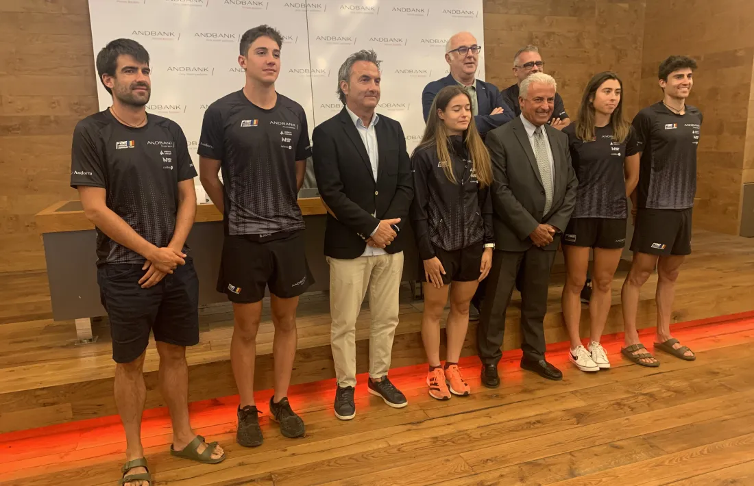 L’equip nacional d’esquí de fons de la FAE es va presentar ahir a Andbank, seu del màxim patrocinador de la secció.