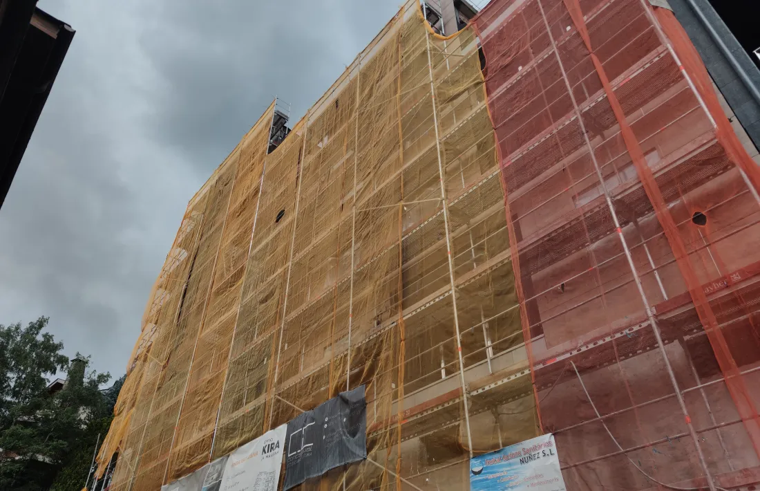 Un edifici d'habitatges en construcció.