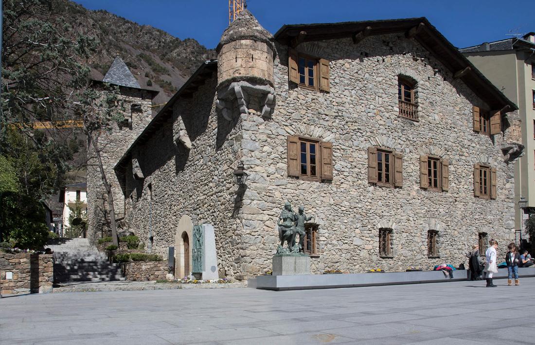 La intervenció del 1963 també hi va afegir una tronera i es va aprofitar per obrir una porta al darrere de complex.