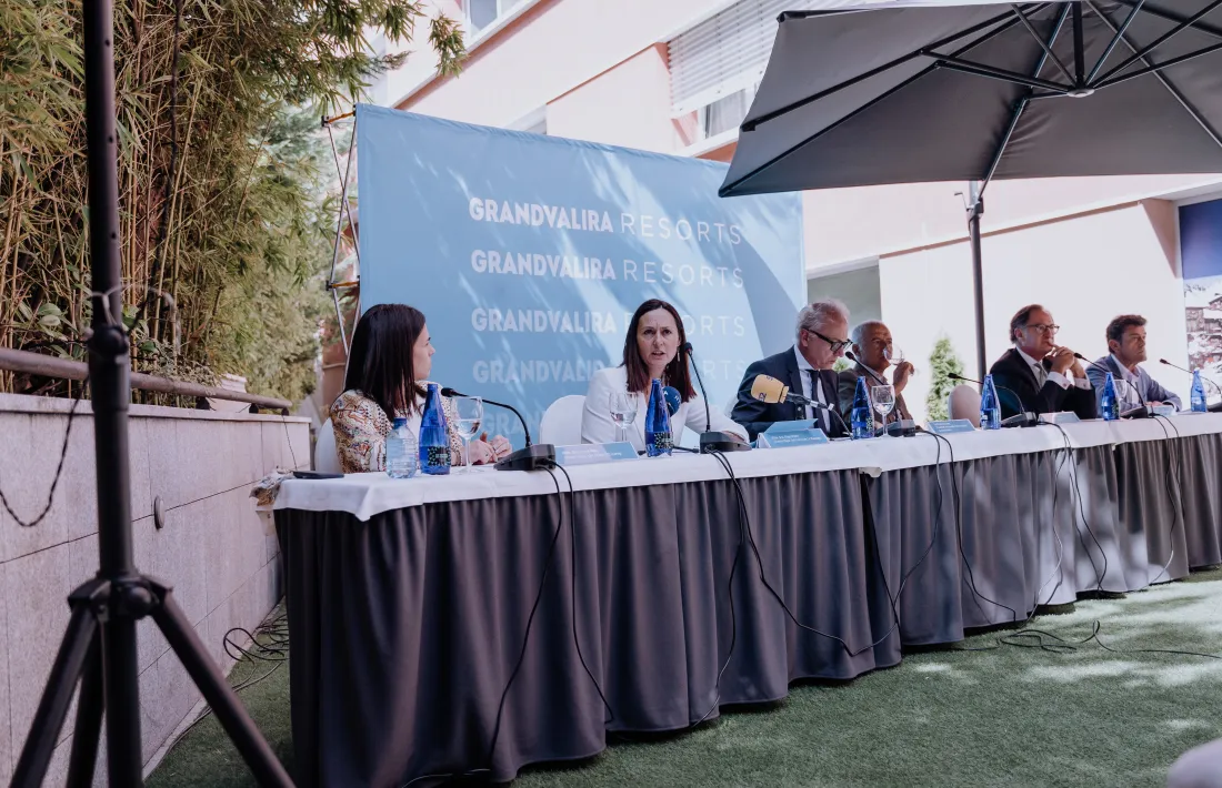 Laura Mas, Olga Molné, Francesc Camp, Joan Viladomat, Xavier Cornella i Josep Àngel Mortés han presentat avui l’històric acord.