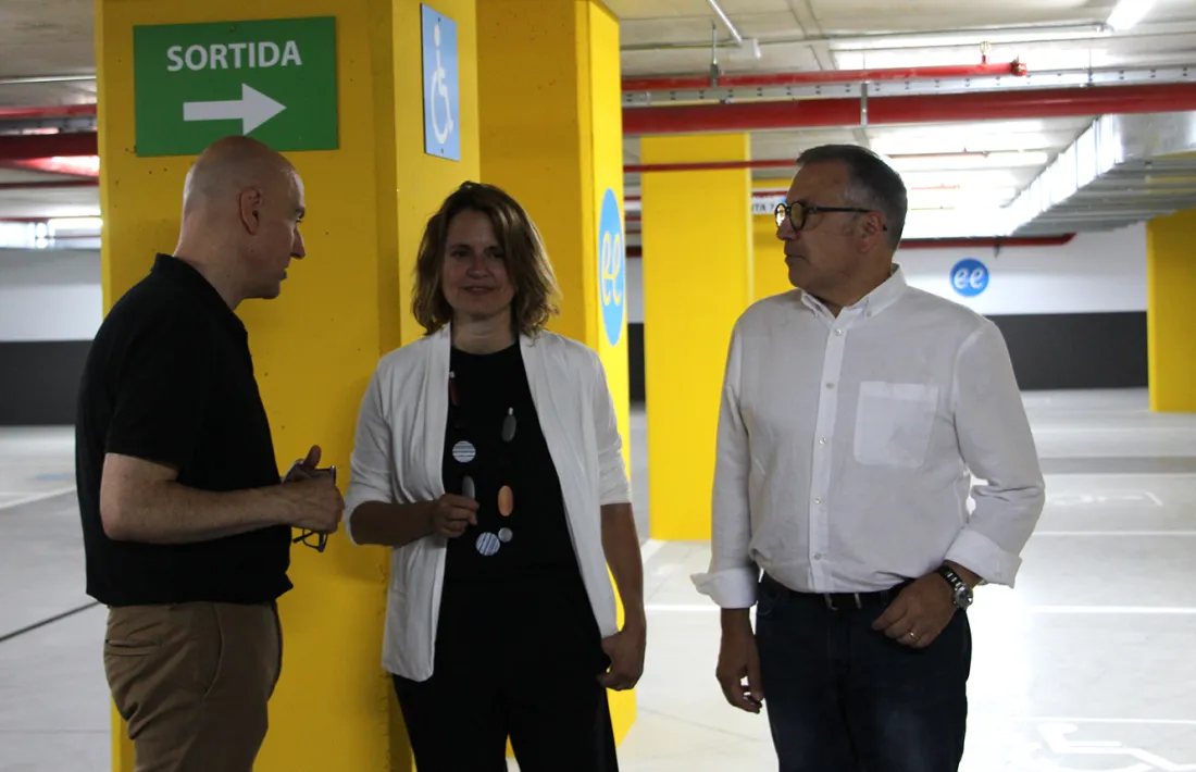 Els cònsols d'Escaldes-Engordany, Rosa Gili i Joaquim Dolsa, juntament amb el conseller de Vida Cultural, Valentí Closa, al nou aparcament.
