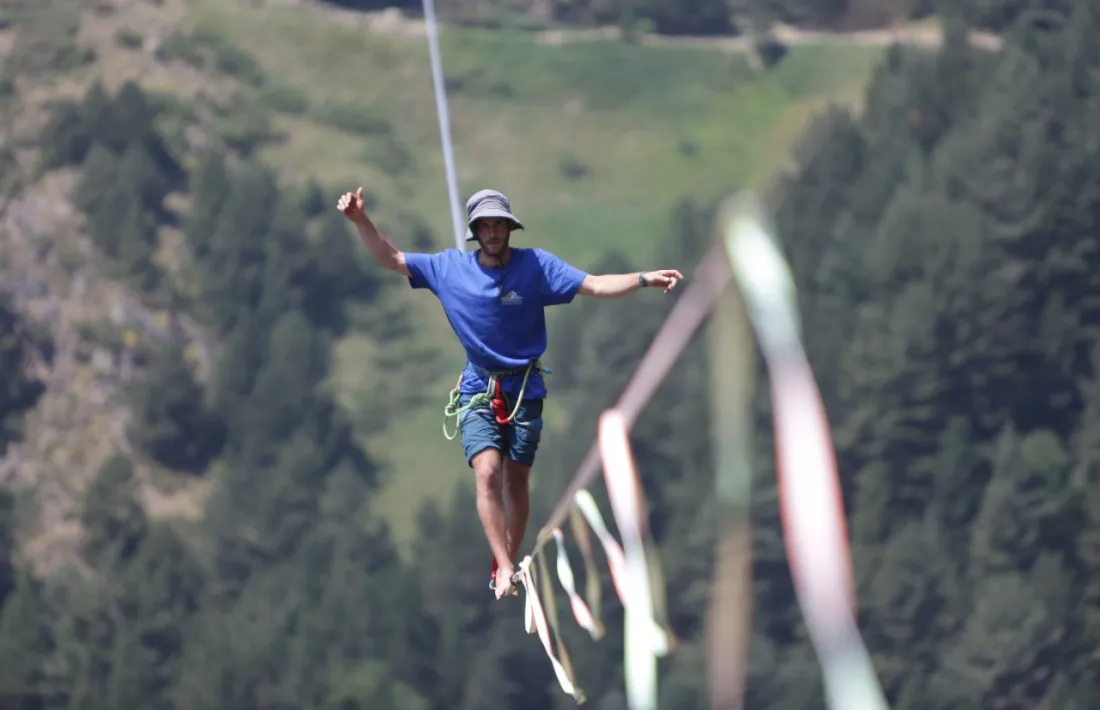 El funambulista argentí Julian Caleau creuant la vall del Riu en paral·lel al Pont Tibetà, aquest dilluns.