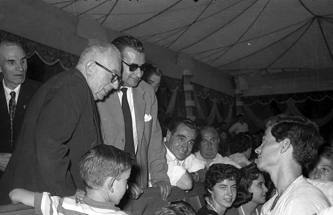 El síndic Cairat saluda el gimnasta espanyol.