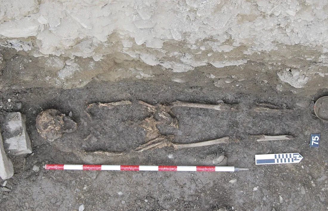 Tomba romana excavada al jaciment de Camp Vermell.