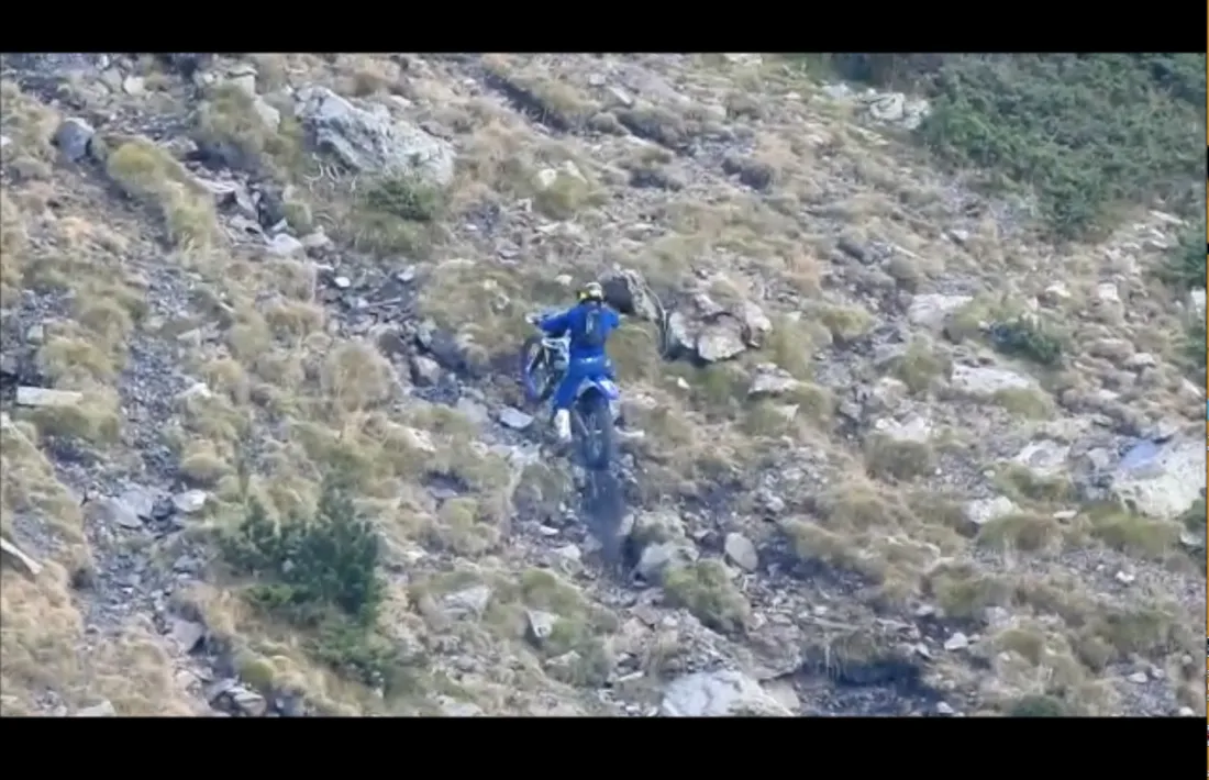 Un motorista cometent una infracció similar a la Peguera.