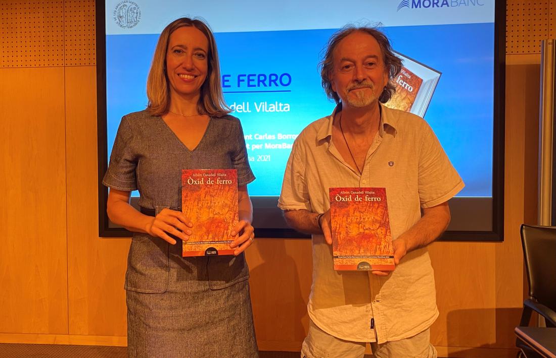 La directora de Comunicació i Marca de MoraBanc, Mireia Maestre, i l'escriptor Albert Canadell.
