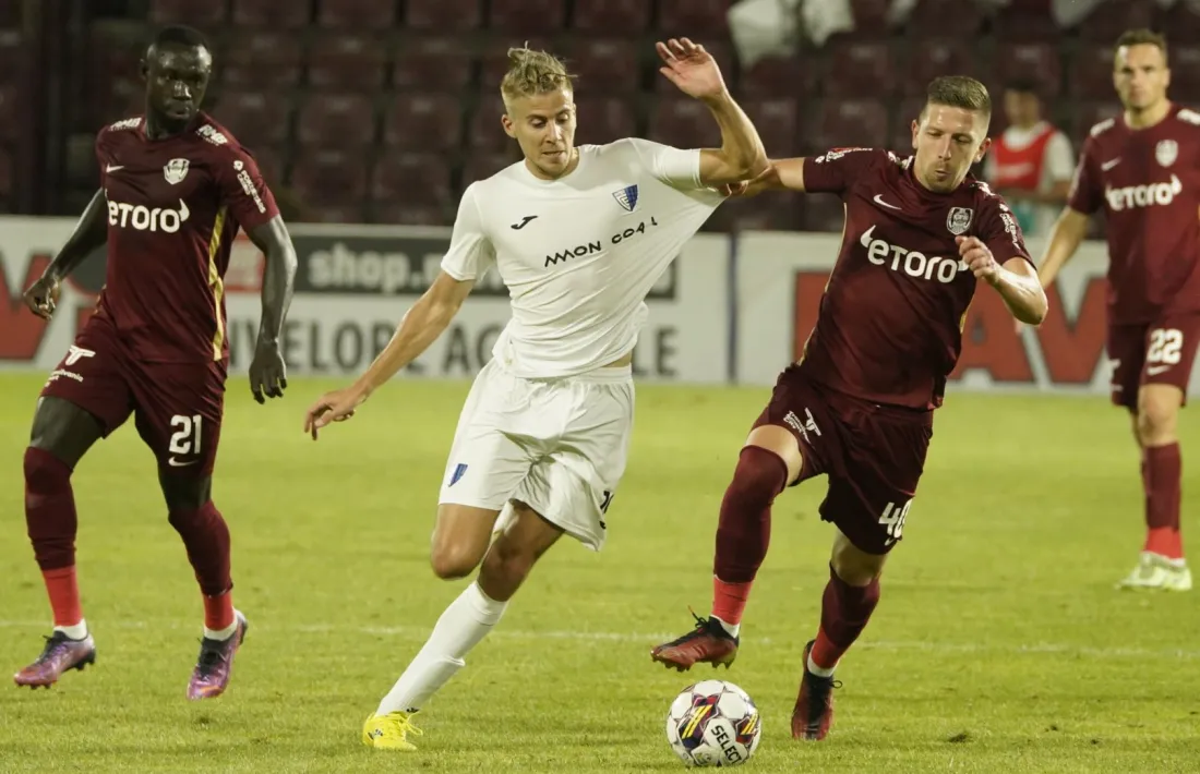 ‘Viti’ Martínez, de l’Inter Escaldes, rep la pressió del migcampista croat, Lovro Cvek.