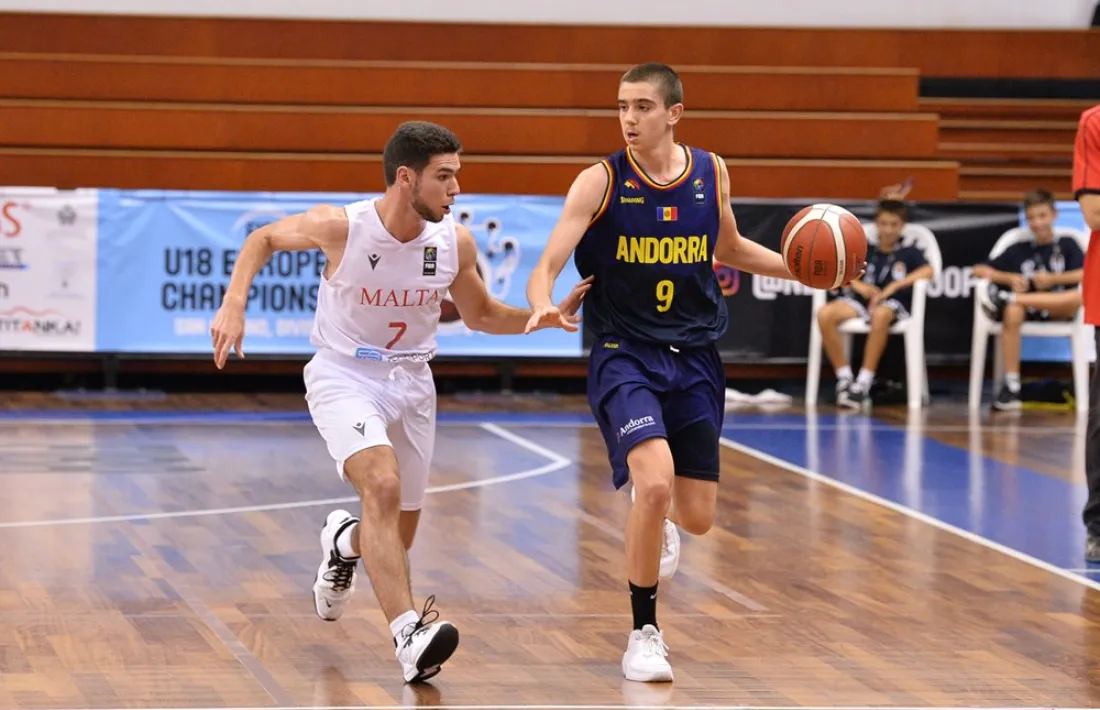 Marc Martínez defensat per Sciberras.