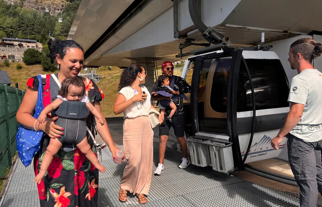 Uns visitants baixant del telecabina d'Arinsal.